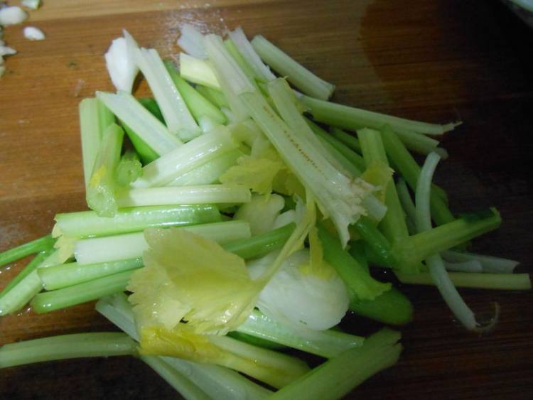 西芹炒鸡腿肉步骤1