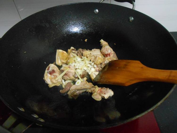 西芹炒鸡腿肉步骤4