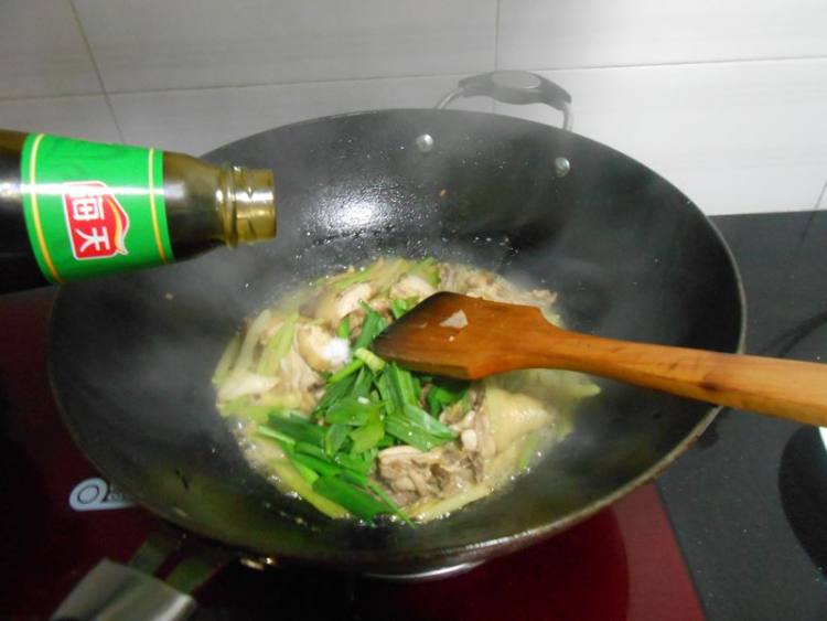 西芹炒鸡腿肉步骤10