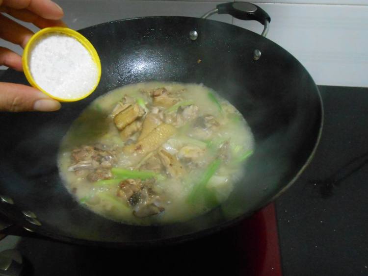 西芹炒鸡腿肉步骤7