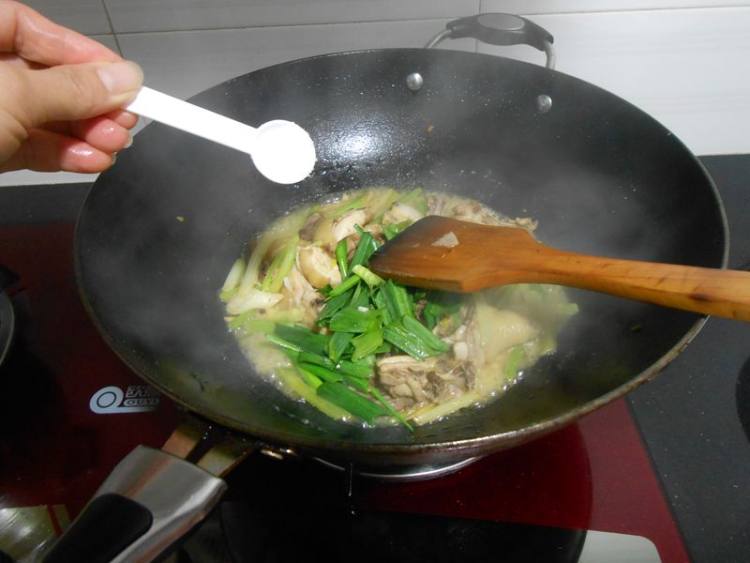 西芹炒鸡腿肉步骤9