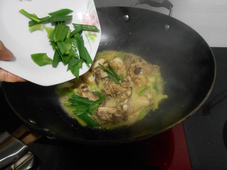 西芹炒鸡腿肉步骤8
