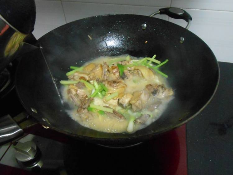 西芹炒鸡腿肉步骤6