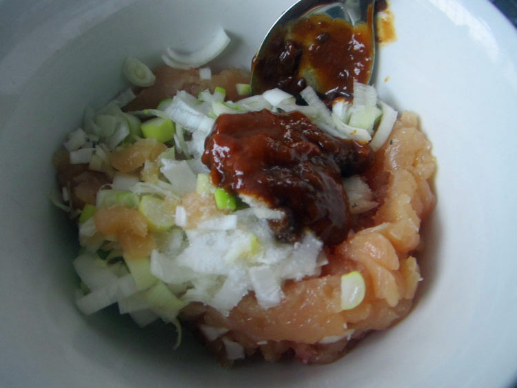 酱香鸡肉馅饼步骤2