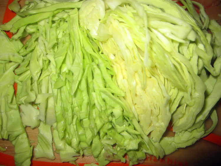 包菜鸡丝炒面步骤1