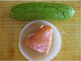 瓜炒鸡丁肉步骤1