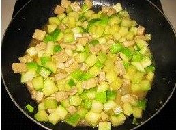瓜炒鸡丁肉步骤5