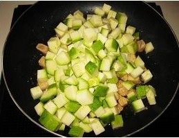 瓜炒鸡丁肉步骤4