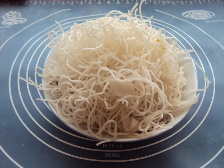 土豆鸡肉烩土豆粉步骤1
