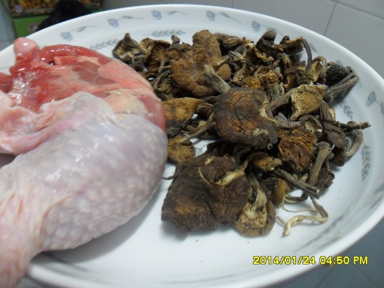 小鸡炖榛蘑步骤1