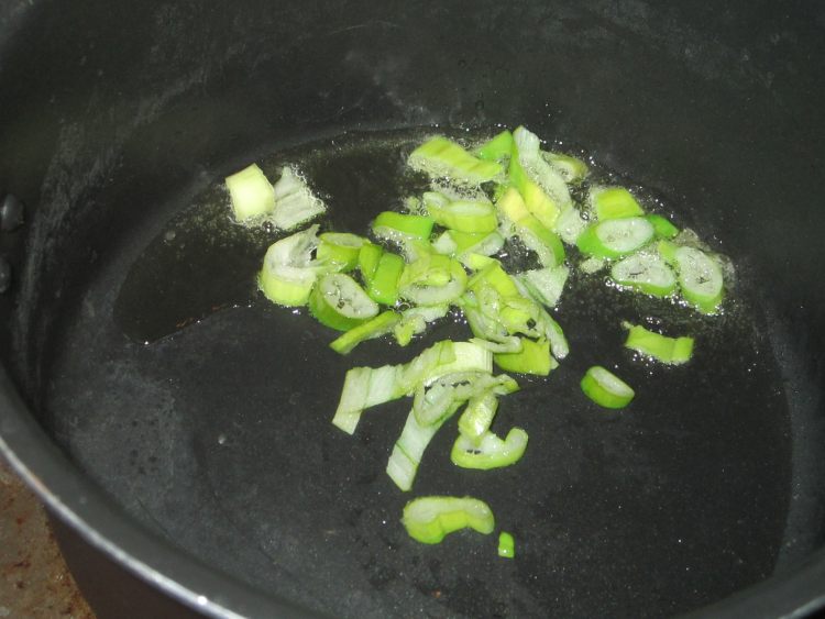 蘑菇鸡丝蛋花汤步骤4