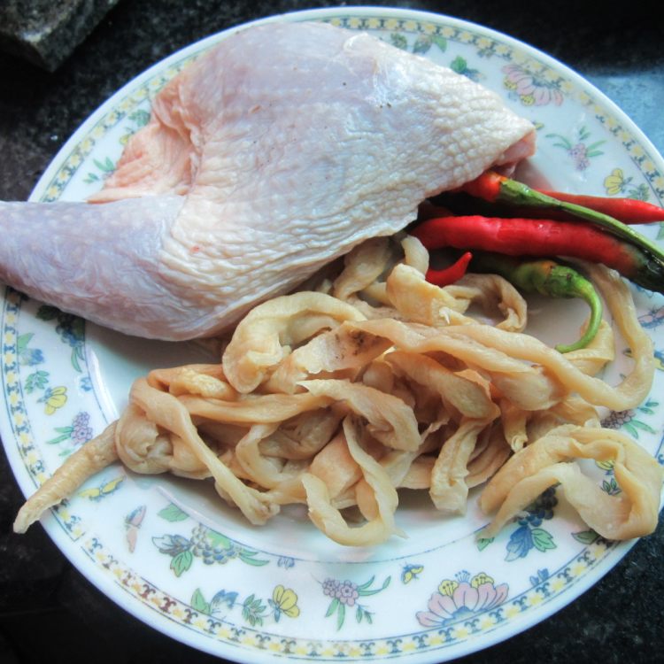 干萝卜丁炒鸡腿步骤1