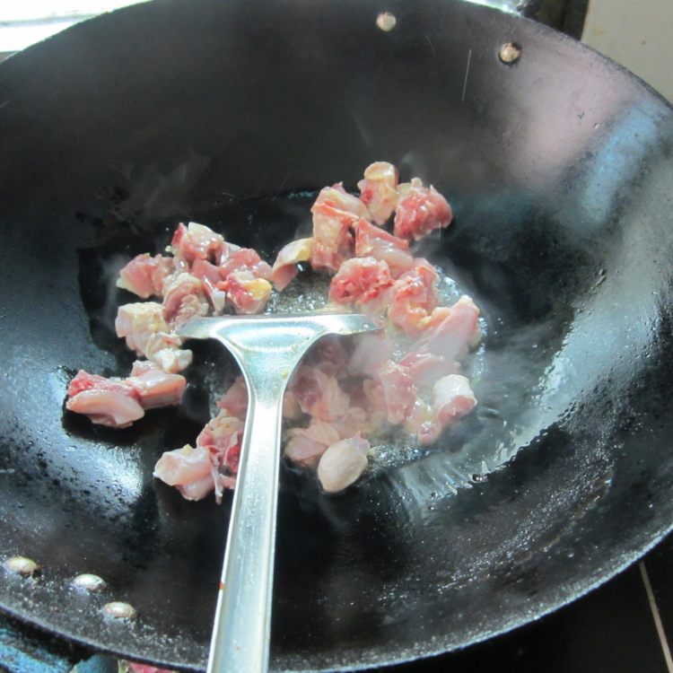 干萝卜丁炒鸡腿步骤3