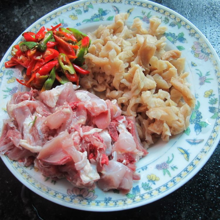 干萝卜丁炒鸡腿步骤2