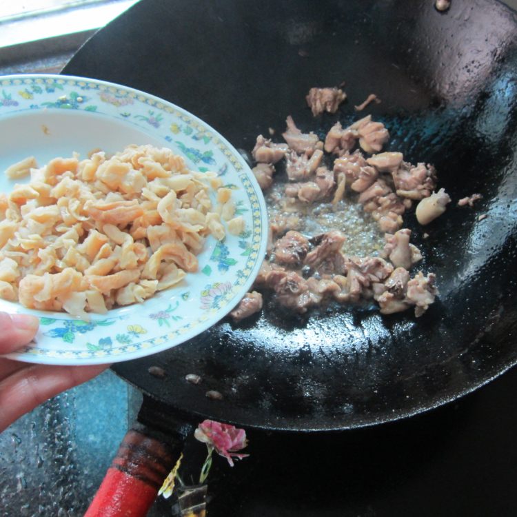 干萝卜丁炒鸡腿步骤6
