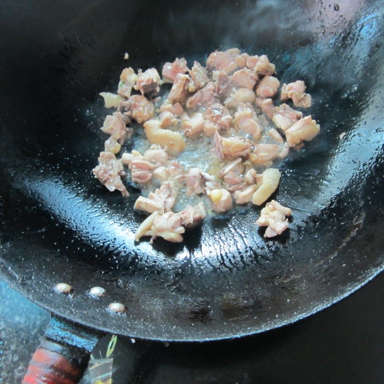 干萝卜丁炒鸡腿步骤5