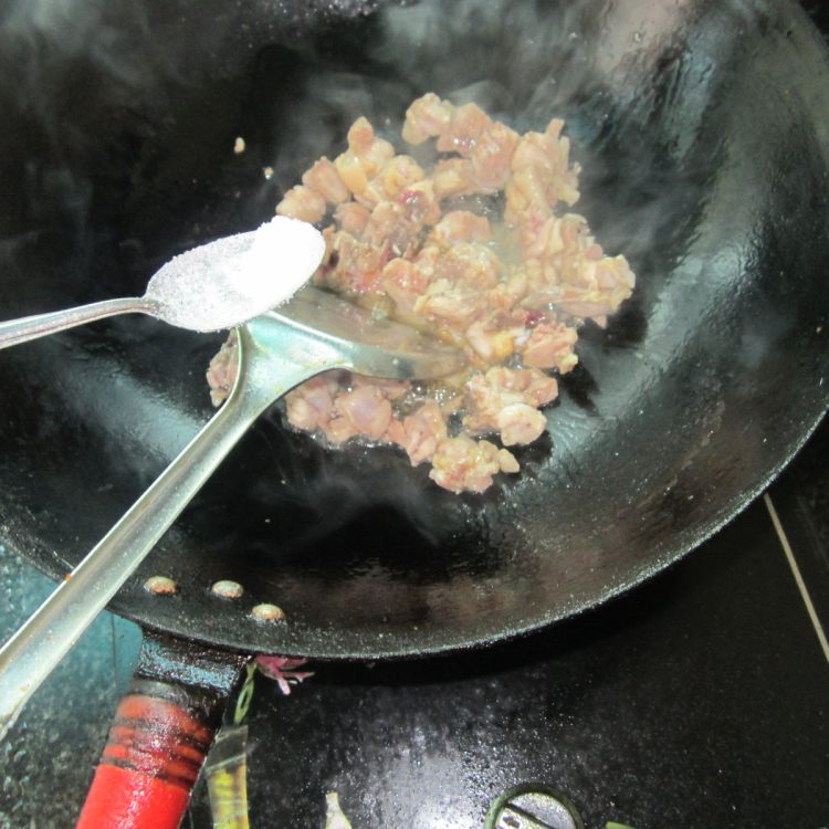 干萝卜丁炒鸡腿步骤4