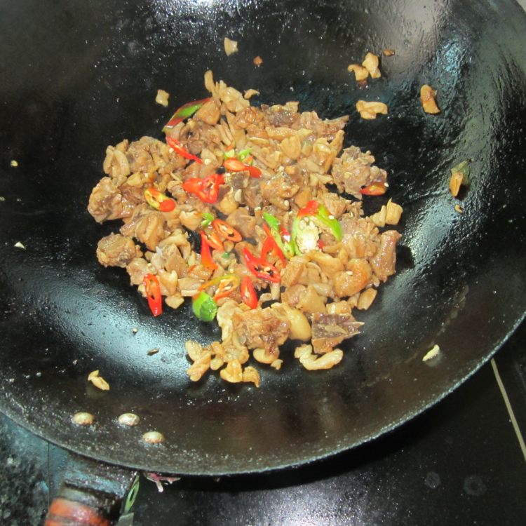 干萝卜丁炒鸡腿步骤9
