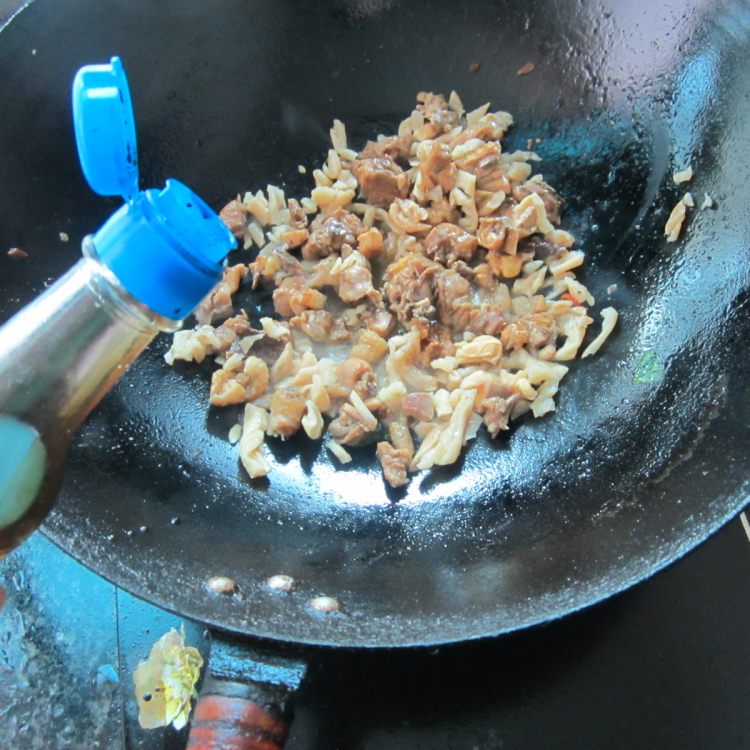 干萝卜丁炒鸡腿步骤8