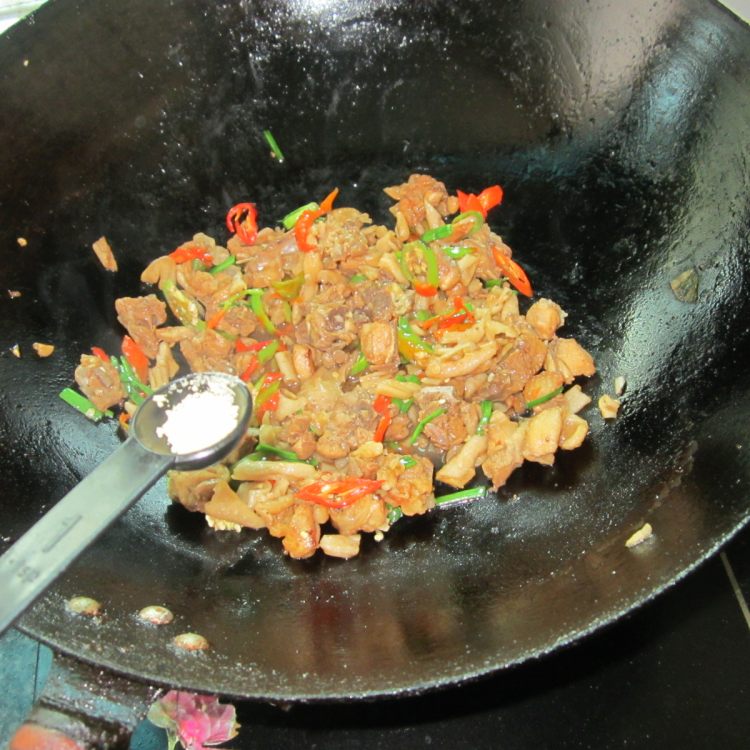 干萝卜丁炒鸡腿步骤11