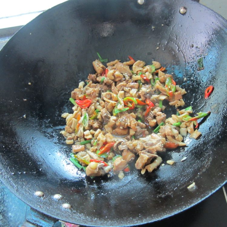 干萝卜丁炒鸡腿步骤12