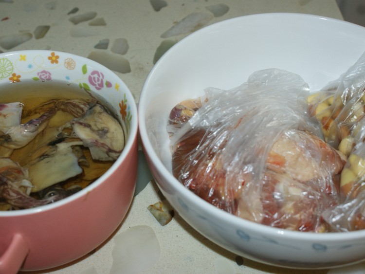 白果墨鱼炖鸡步骤1