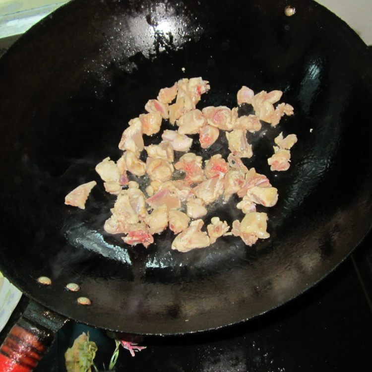 土豆丁炒鸡步骤3