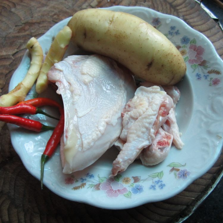土豆丁炒鸡步骤1
