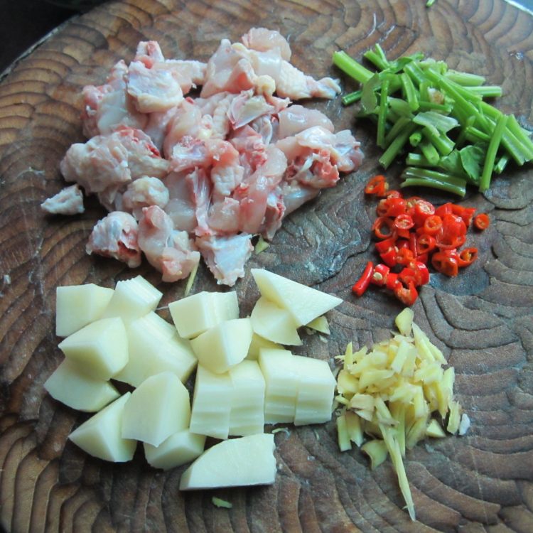 土豆丁炒鸡步骤2
