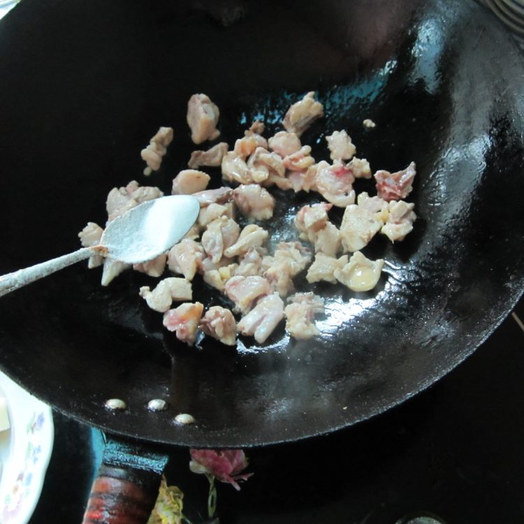 土豆丁炒鸡步骤4