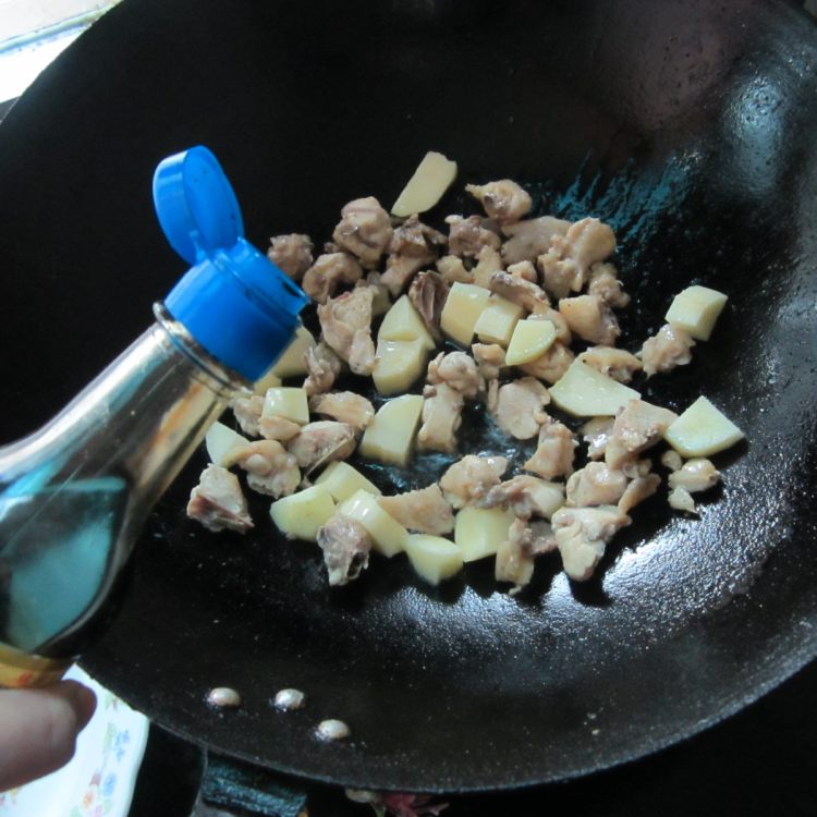 土豆丁炒鸡步骤6