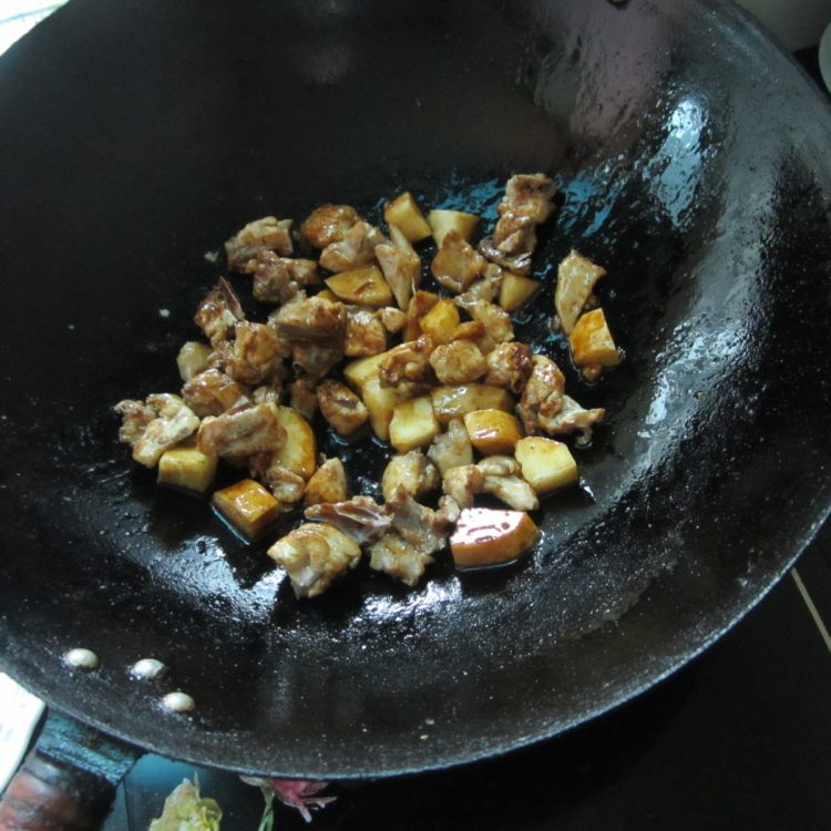 土豆丁炒鸡步骤7