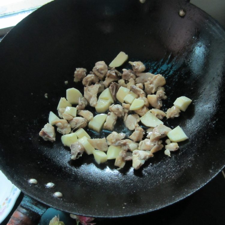 土豆丁炒鸡步骤5