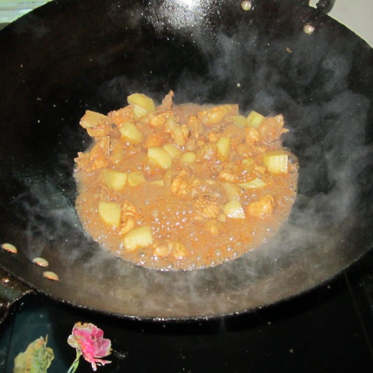 土豆丁炒鸡步骤8