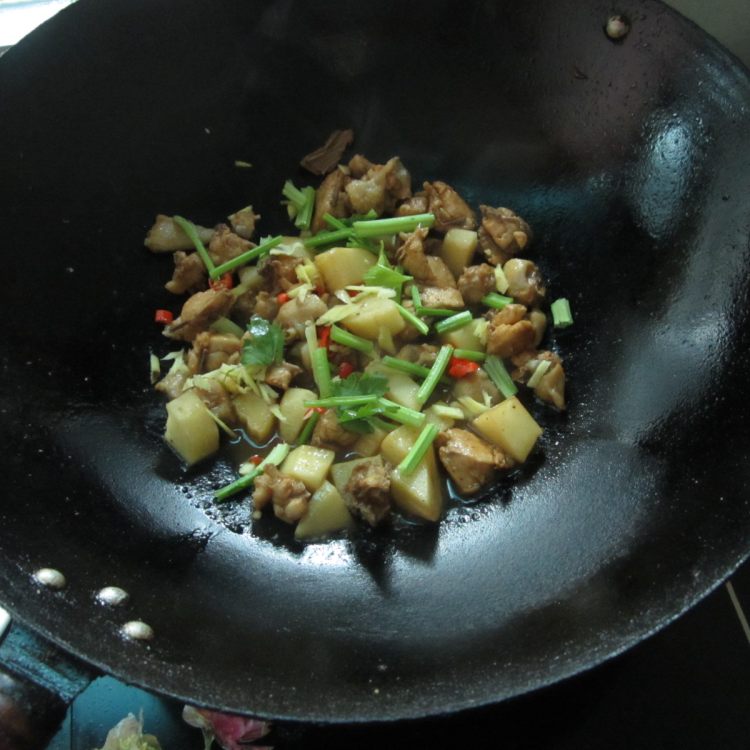 土豆丁炒鸡步骤10
