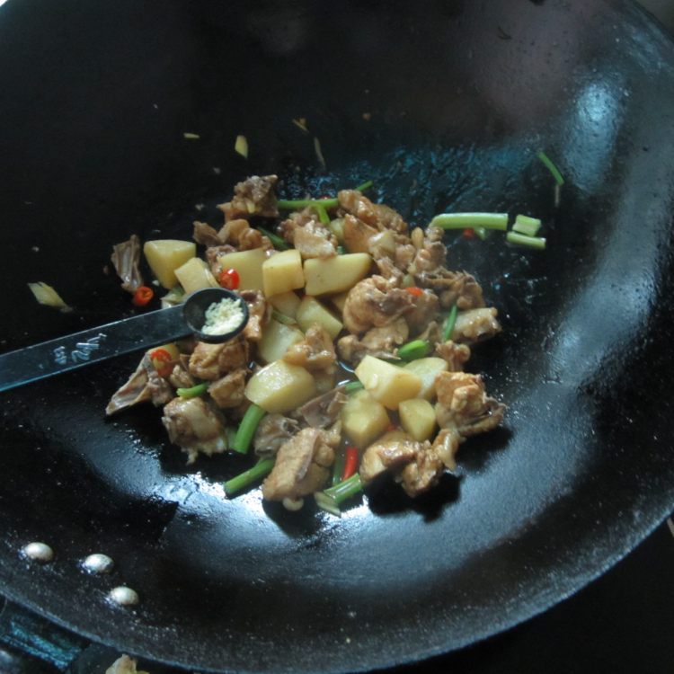 土豆丁炒鸡步骤11