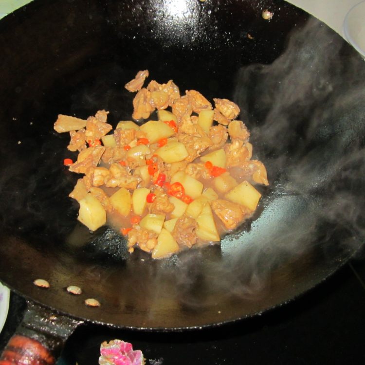 土豆丁炒鸡步骤9