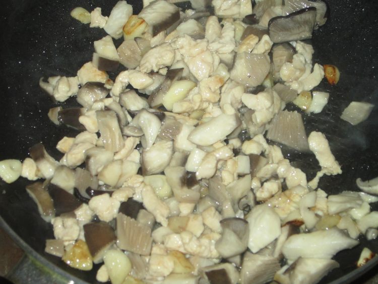鲜蘑鸡丁步骤7