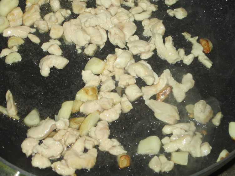 鲜蘑鸡丁步骤5