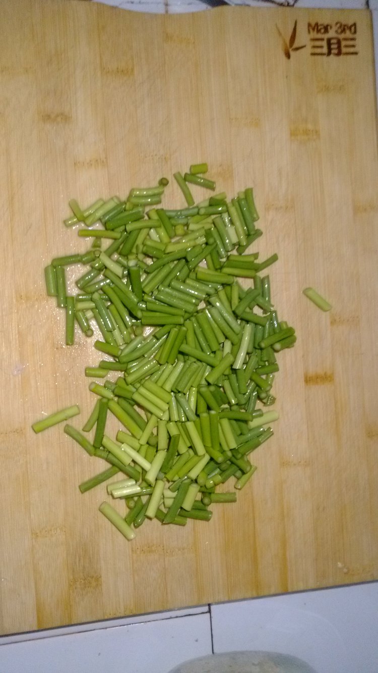 蒜苗焖鸡肉步骤1