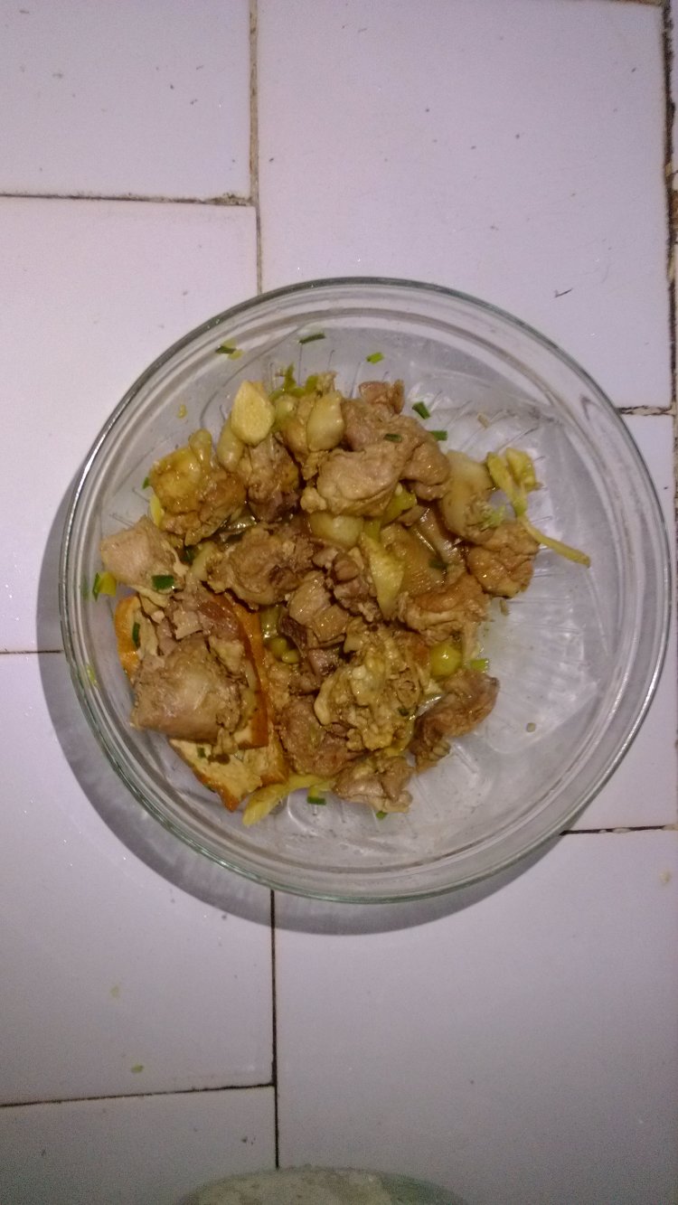 蒜苗焖鸡肉步骤2