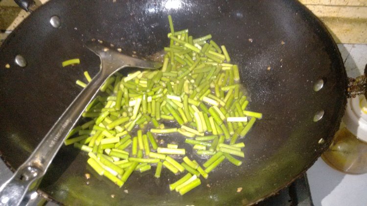 蒜苗焖鸡肉步骤3