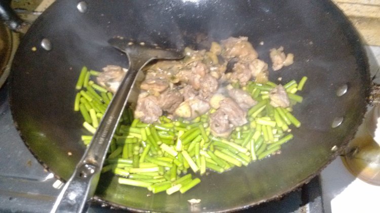 蒜苗焖鸡肉步骤4