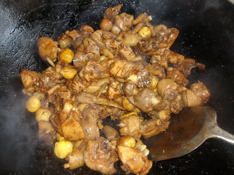 板栗焖鸡肉步骤4
