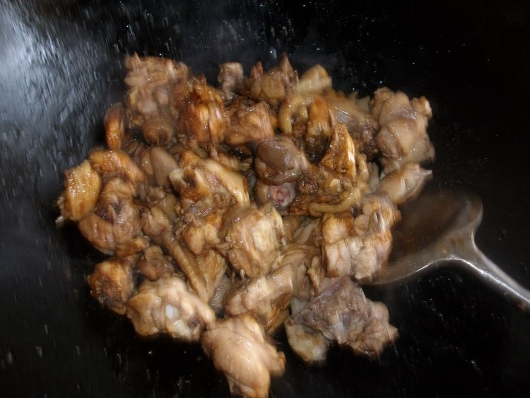 板栗焖鸡肉步骤3