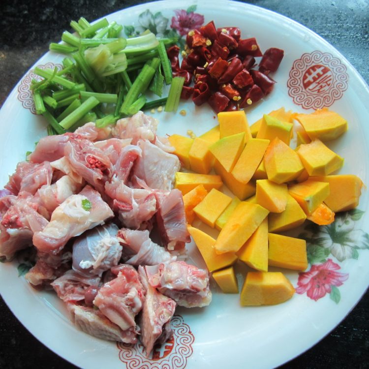 鸡肉南瓜丁步骤1