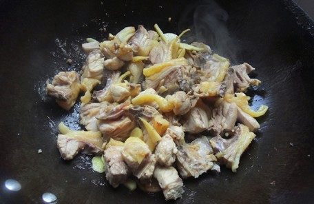 板栗焖鸡步骤4