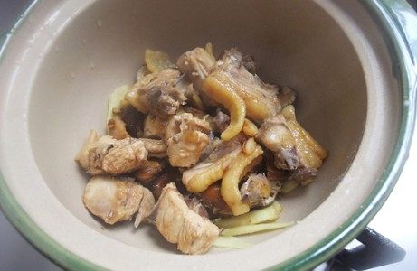 板栗焖鸡步骤7