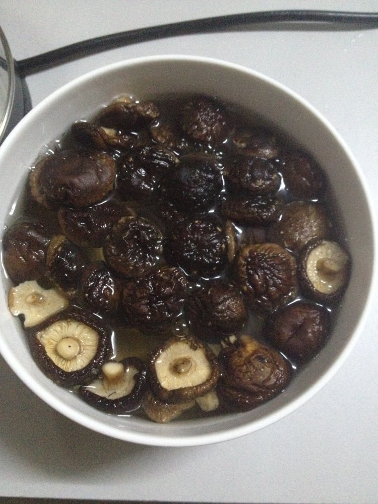 香菇鸡肉步骤1