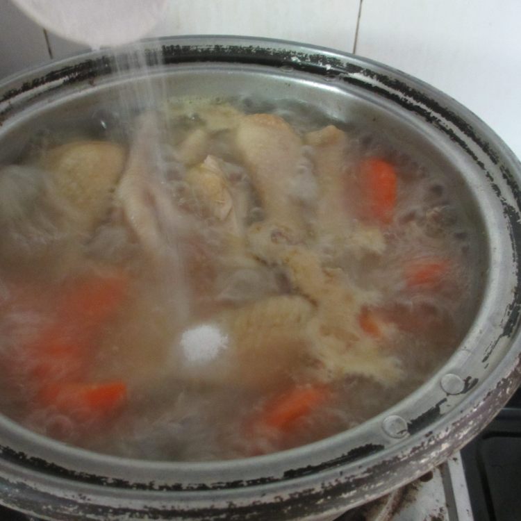 胡萝卜粉葛鸡汤步骤6
